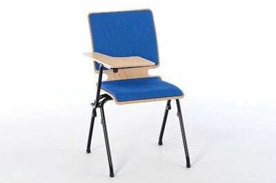 Einladende Holzstühle mit Schreibtablare
